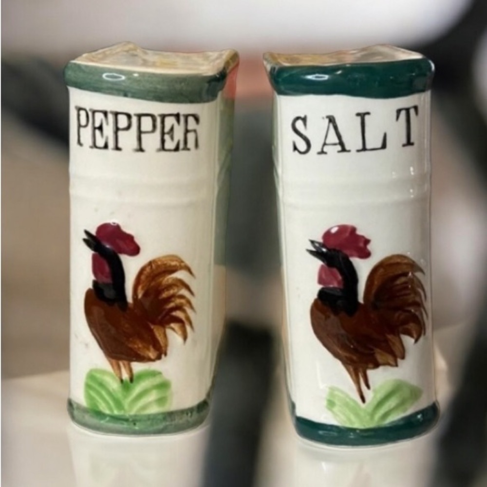 VINTAGE DECORATIVE COLLECTIBLE BOOK SHAPED SALT &  PEPPER SHAKERS W/ ROOSTER